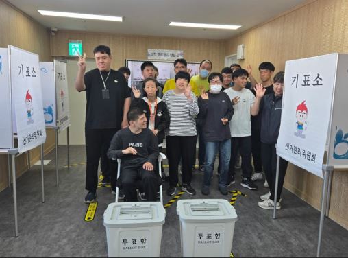 금천발달장애인주간보호센터 이용인분들이 참정권교육을 완료하고 단체사진을 찍은 모습
