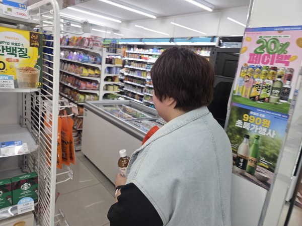 마시고 싶은 음료를 고른 모습