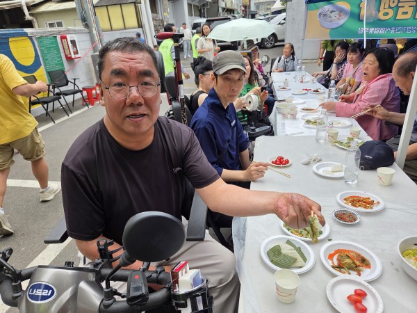 식사를 맛있게 하고있는 이용인의 모습
