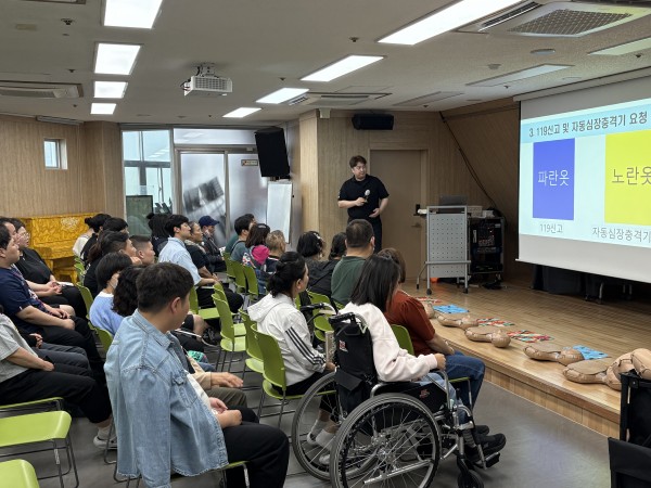 신고자의 행동에 대해 교육을 듣는 모습