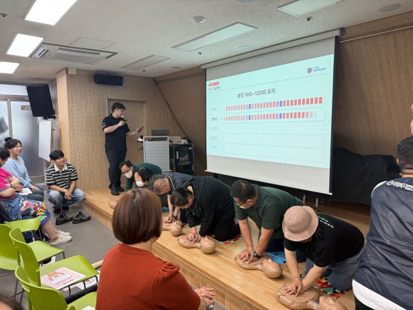심폐소생술 체험하는 모습