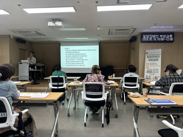취업사례 관련한 교육을 듣는 모습