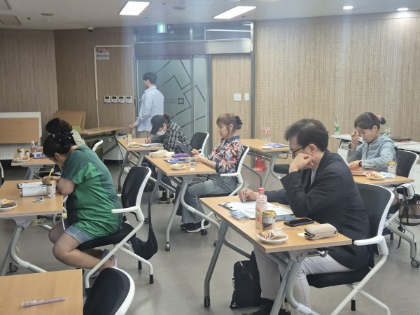 교육을 듣고 자녀에 대한 고민을 작성하는 모습