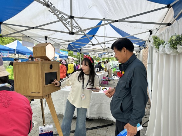 포토존 부스 안내하는 모습