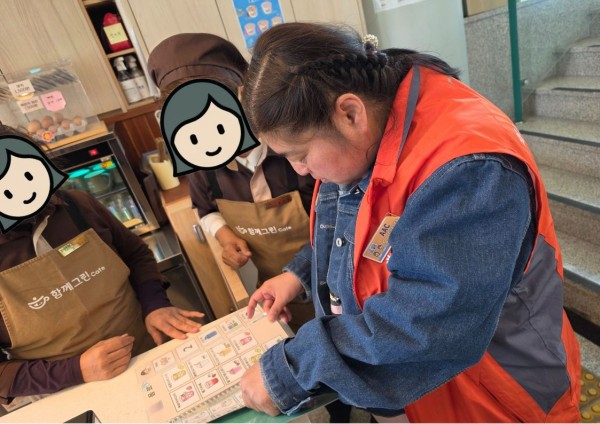 함께그린카페에서 AAC 그림판을 활용해 음료를 주문하는 모습