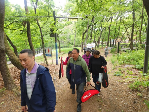 산에 있는 배드민턴장 일명 `산턴장`으로 이동하는 참여자분들