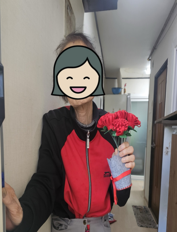 선물받은 카네이션을 보고있는 모습