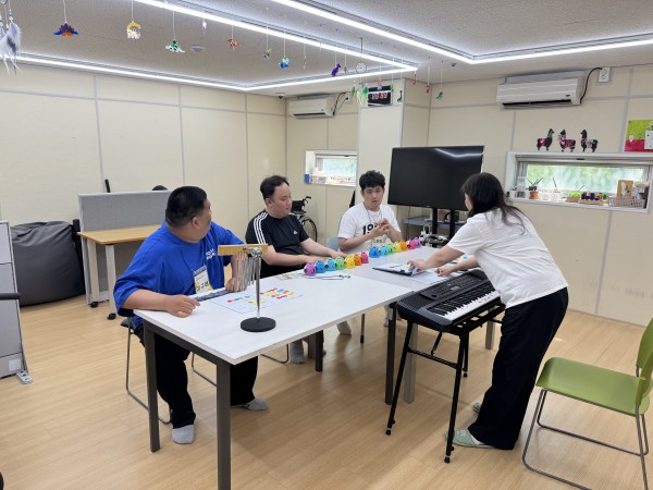 4실 이용인들 한컷