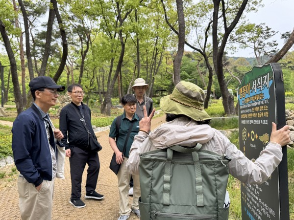 맹꽁이 서식지에 대한 설명을 듣는모습
