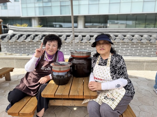 완성후 사진찍는 여성의 모습