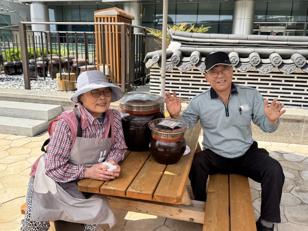 브이하며 장독대앞에서 사진찍는 모습