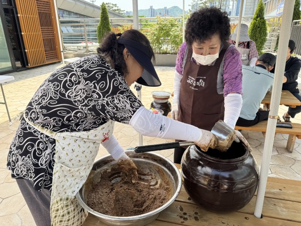 된장을 버무려서 다시 장독대에 담는 모습