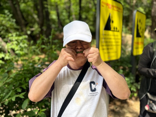 풀피리에서 소리가나는지 확인하는 모습