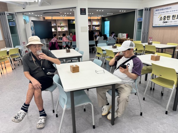 출발전 커피마시는 모습