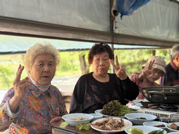 식사 중 사진 찍는 모습