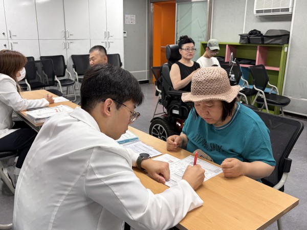 검사 결과 상담받고 있는 모습