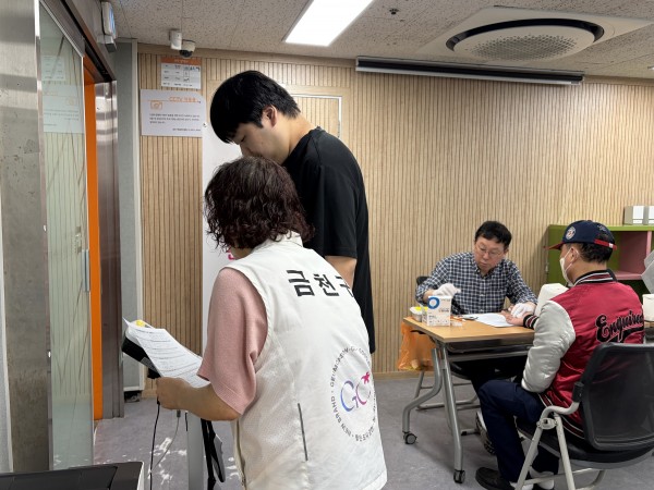 사전 설문지 작성하고 있는 모습