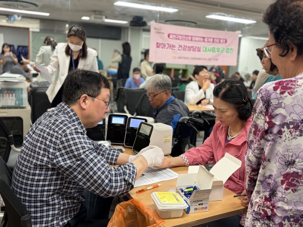 피검사 진행하고 있는 모습