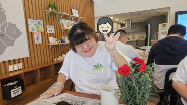원예활동이 즐거워서 웃는 모습