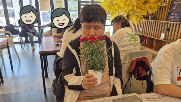 꽃향기를 맡는 모습