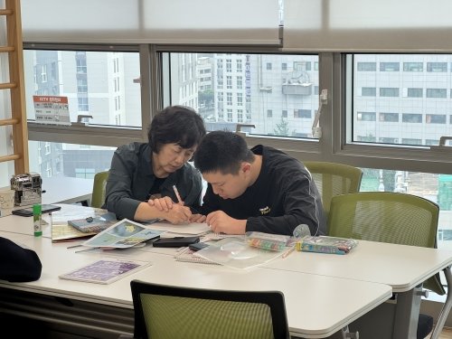 참여자와 강사님이 함께 그림을 그리는 사진