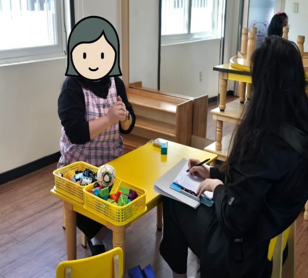 어린이집 선생님과 상담하고 있는 모습