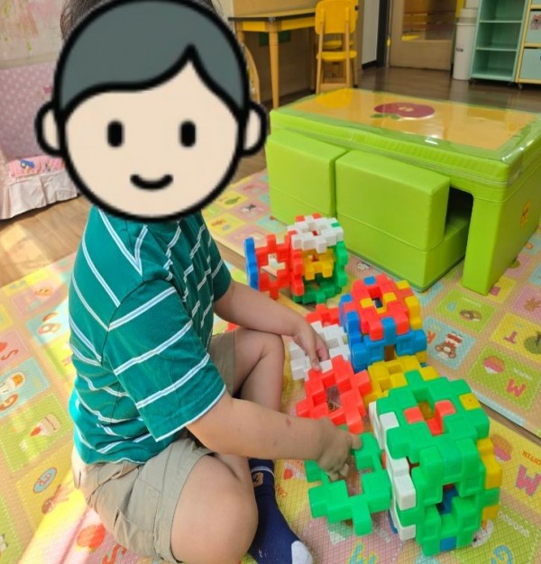 블록 맞추는 아동의 모습