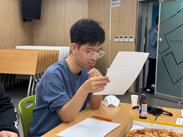 작성한 자산을 발표하는 모습
