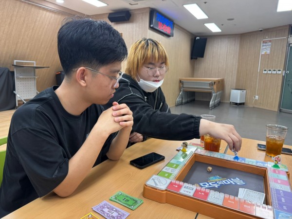 브루마블 게임에 참여하는 모습