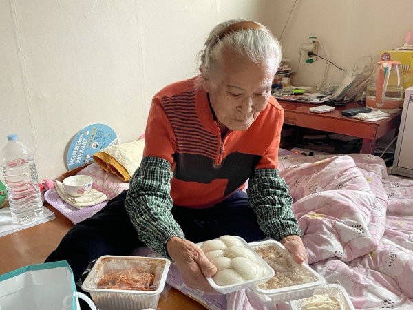 대상자가 반찬 받은 모습