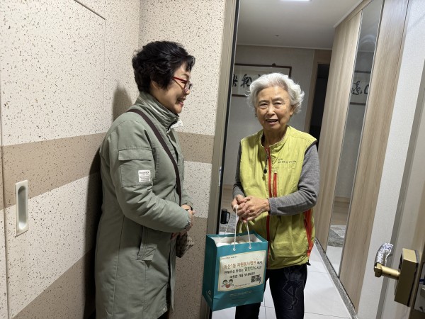 독산1동 거주 대상자에게 반찬 전달하는 모습