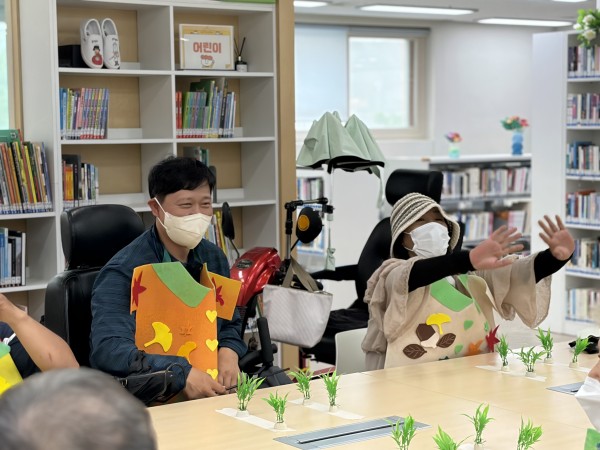 직접 몸으로 동화 내용을 익히는 모습