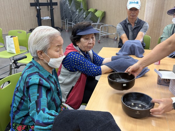 쑥뜸 진행하고 있는 모습