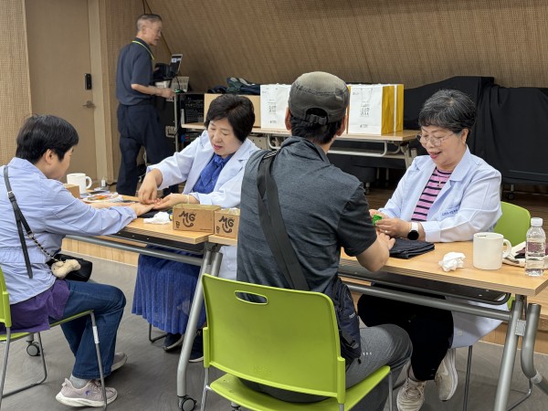 봉사자의 안내에 따라 서비스 받는 모습
