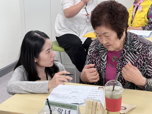 담당자와 함께 사전척도검사를 하고 있는 모습
