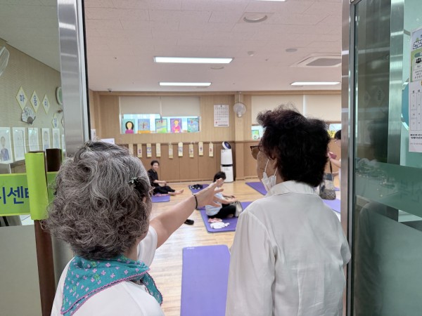 한내복지관에 대해서 소개해주고 있는 모습