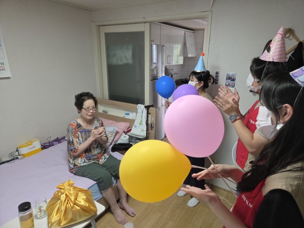 생일축하 노래를 부르는 모습