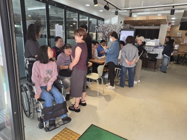 사전투표 시작전 순서를 기다려요