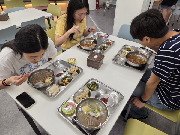 맛있게 국을 떠먹고 있는 모습