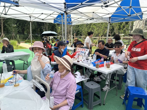 음료를 마시고 있는 모습