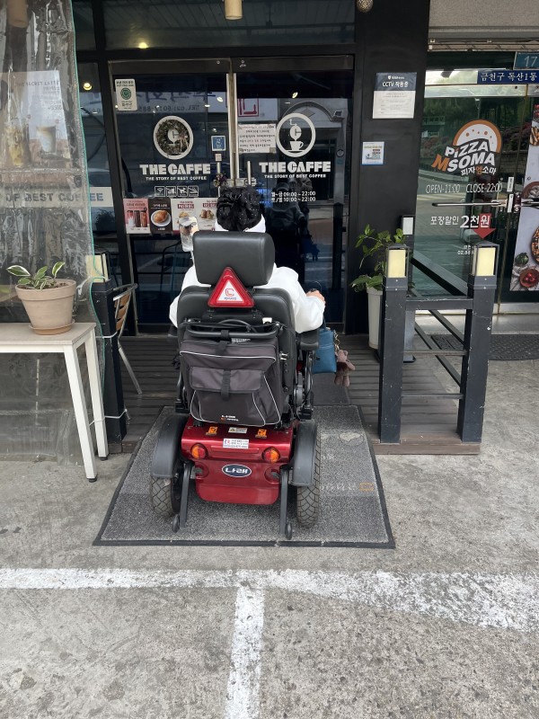경사로가 설치된 상점에 직접 들어가는 동네방네 모니터링단