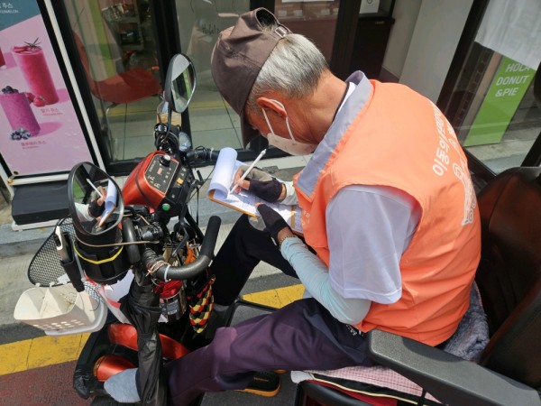 체크리스트 작성하는 동네방네 모니터링단