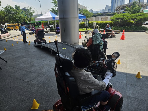 전동보장구 안전운전 교육장에 모인 이용인들