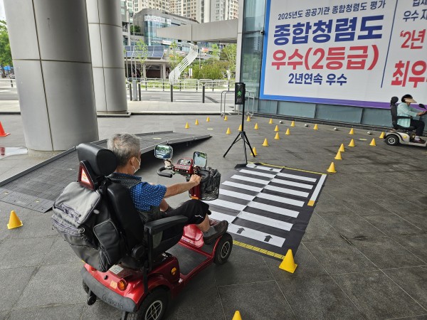 신호등에 맞춰 안전하게 이동하는 이용인
