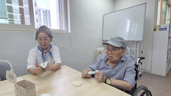 샴푸바를 만들며 이야기 나누는 모습