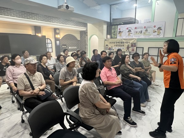 화재대피 훈련 전 이론 교육 받는 모습