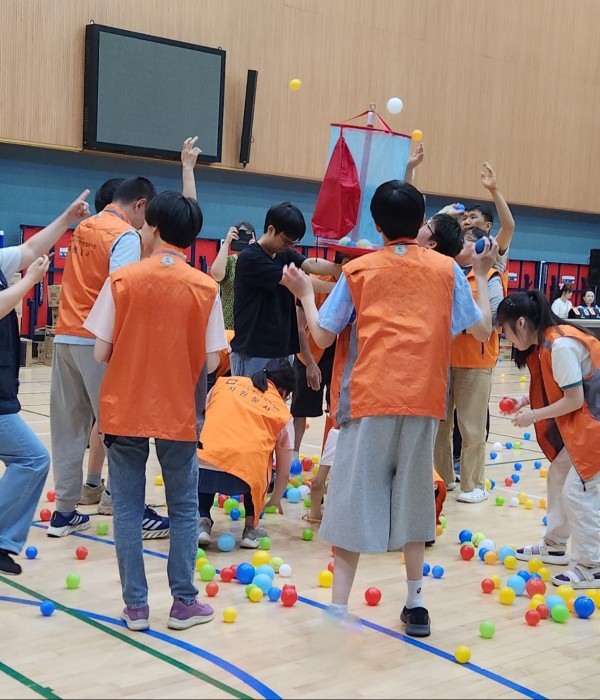 바구니에 공 넣기 게임 구경하는 사람도 즐거웠어요