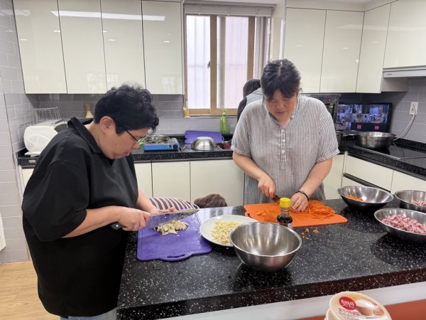 신규참여자와 함께 요리활동을하고있는 모습