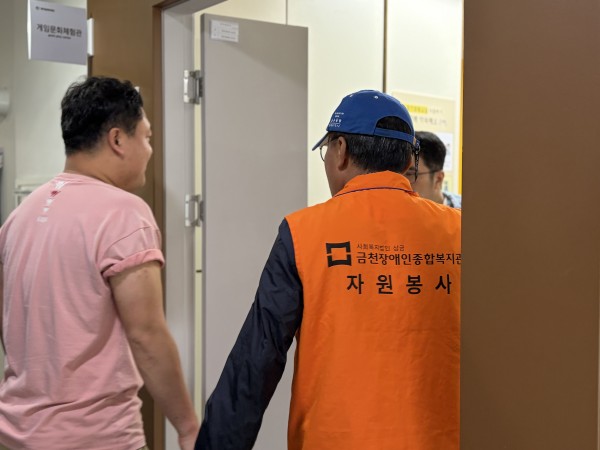 대기장소 안내하는 봉사자 모습