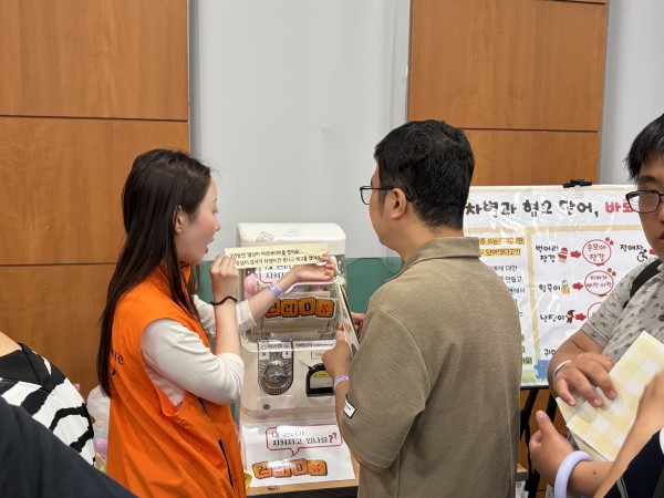 인권 관련 글 읽어주는 봉사자 모습